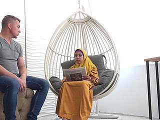 Esposa cansada em hijab obtém energia voluptuous