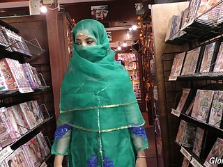 La bella ragazza pakistana Nadia Ali succhia un grosso cazzo nella stanza del Greatness Space