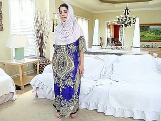 오르가즘에 중독 된 아랍 병아리 Nadia Ali는 그녀의 육즙이 많은 보지와 놀고 있습니다.