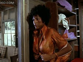 Cô bé Pitch-black Busty điên cuồng Pam Grier cởi trói cho mình trong bộ quần áo rách rưới