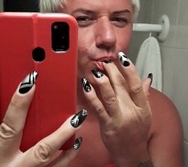 La bellissima trans Sonyastar si masturba con le unghie lunghe