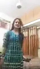순수한 파키스탄의 엄마가 비디오에 자신을 보여줍니다.