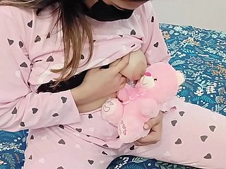 Desi stiefdochter speelt met haar favoriete speeltje teddybeer, maar haar stiefvader wil haar poesje neuken
