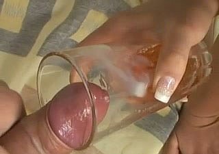 امرأة سمراء عاهرة إيزابيل تشرب البول في فيديو إباحي قذر