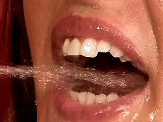 Une brune lascive se fait remplir numbed bouche de pipi après une baise anale