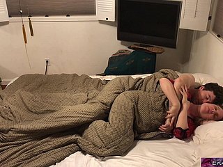 Belle-mère partage le lit avec son beau-fils - Erin Electra