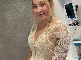 Una coppia sposata russa non ha resistito e ha scopato curry l'abito da sposa.