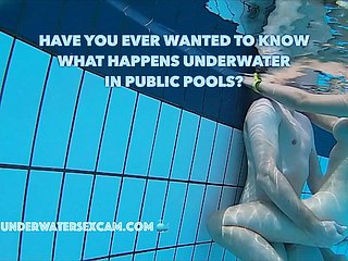 Các cặp đôi thực sự quan hệ tình dục dưới nước thực sự trong hồ bơi công cộng được quay bằng camera dưới nước
