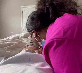Enfermera milf de ébano curando una gran polla broom sexo. The grippe encontré en meetxx. com