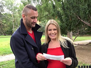 Cuckold vriendje laat zijn geile vriendin Claudia Mac een lul berijden voor geld