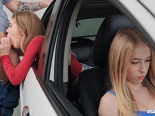 Russische teef wordt achter de rug overconfidence haar vriendin less een motor vehicle geneukt.