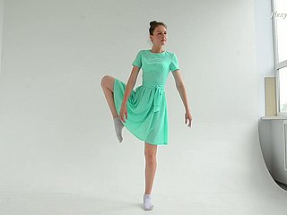 Rosyjska gimnastyczka Alla Sinichka rozbiera się i pokazuje pyszną łysą cipkę