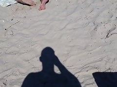 adolescente nua na praia