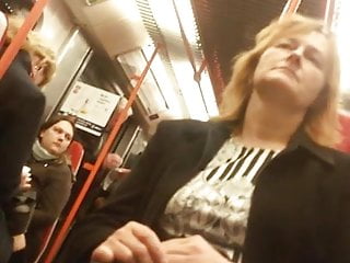 mujer madura upskirt en el tren