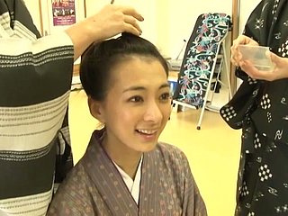 Cutie asiático Masako Umemiya se prepara para convertirse en geisha