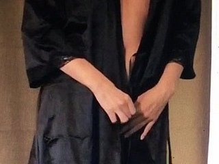 dança nua em túnica preta