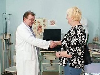 Heavy ibu pirang ujian berbulu vagina dokter
