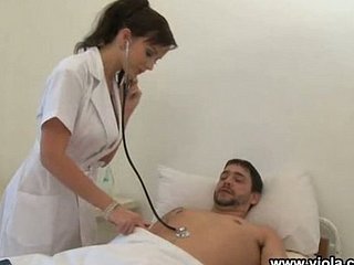Enfermeira cuida de 2 pacientes